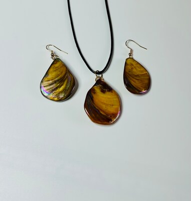 Pendant and Earrings Set of Amber large shells - image1